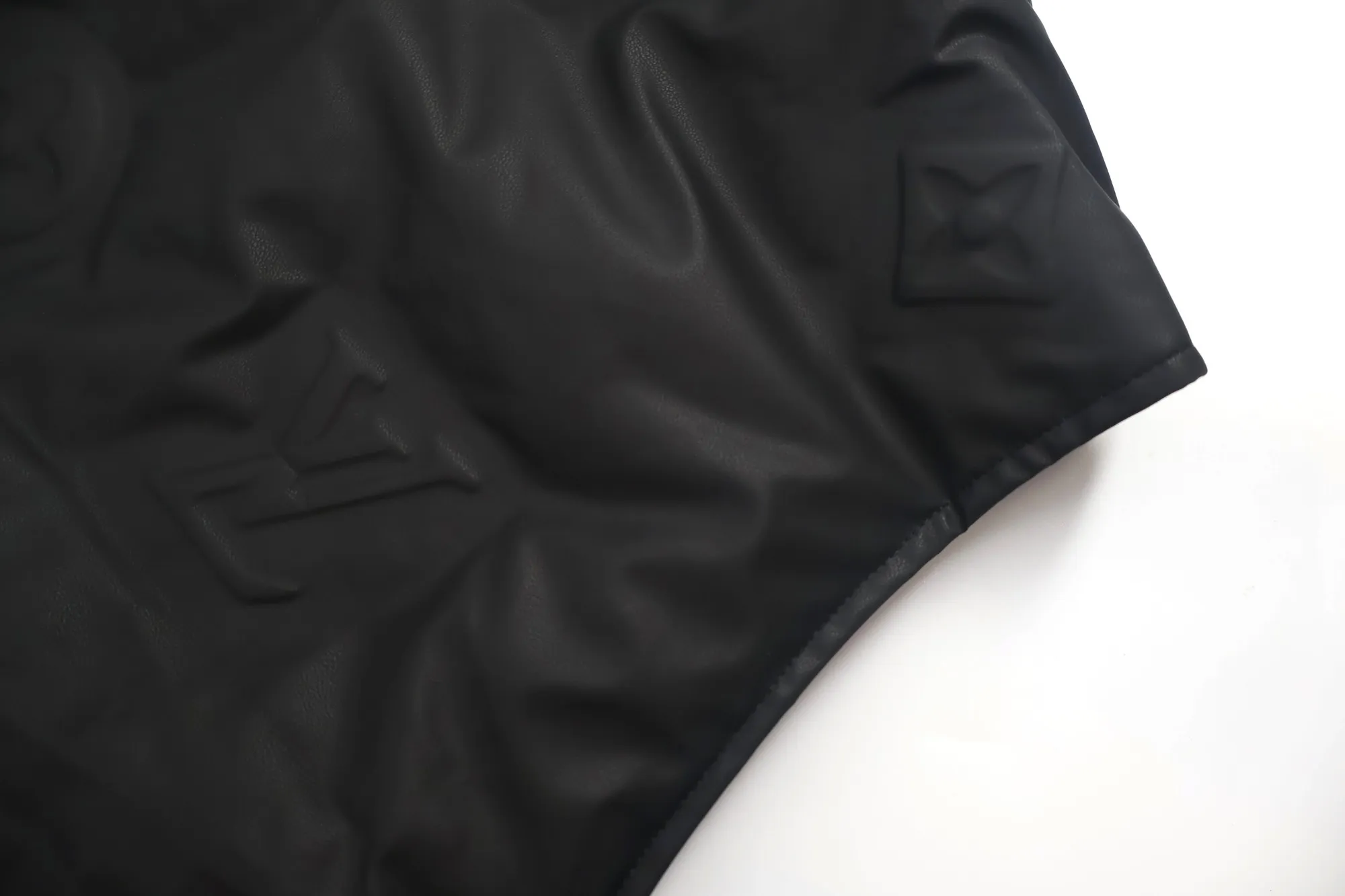 🅿️1100 1v technical leather embossed embossed down vest (black) This waist jacket is a technical leather full-width embossed Monogram pattern. The outer fabric is made of 100% nylon as a black technical film coating, and the other lining is 84% ​​polyester fiber + 16% nylon blended fabric. The national standard 480g 90% goose down filling has good fluffiness and no sense of oppression when worn on the body. The slim fit makes you slim and avoids bloat. The design concept is very outstanding. It comes from vacuum filling technology, which increases the air barrier and maintains the original softness, elasticity and feel of down. It has an anti-drilling design, three layers of anti-drilling fabrics, four layers of locking velvet technology, and an embossed process on the face. Stand collar and elastic cuffs enhance comfort. Molded hardware zipper pullers, molded engraved eyelets at the hem tightening area, adjustable elastic drawstrings, exclusive heavy-duty style. Size:50-52-54-56